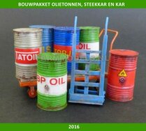 BOUWKIT:  Oliedrums, steekkarretje en olie kar + stickers  Schaal 1:35 Past mooi bij  schaal 1:32    PLM482 