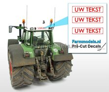 UW TEKST  3x WITTE Kentekenplaatsticker RODE LETTERS Pré-Cut Decals met uw opgegeven tekst 1:32 Farmmodels.nl