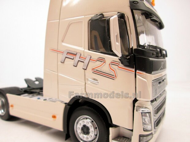 Rebuilt 25 YEAR edition CREAMWHITE 2 Axle Volvo FH16met WITTE VELGPLATEN 1:32 MM1810-01-RD