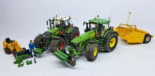 FM-Weight: (Front-) Gewicht platen set ZONDER OPDRUK, FENDT 942 CHASSIS GRIJS GESPOTEN:  8x gewichtplaten + 1x Trekoog-plaat + div. Trekhaak pinnen + 2x Messing as 1:32