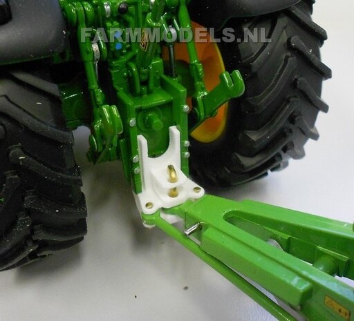 Dubbele Ondertrekhaak BASIC geleverd in FENDT 942 CHASSIS GRIJS met 2x stuurstang aansluiting + 2x trekhaak hoogtes 1:32