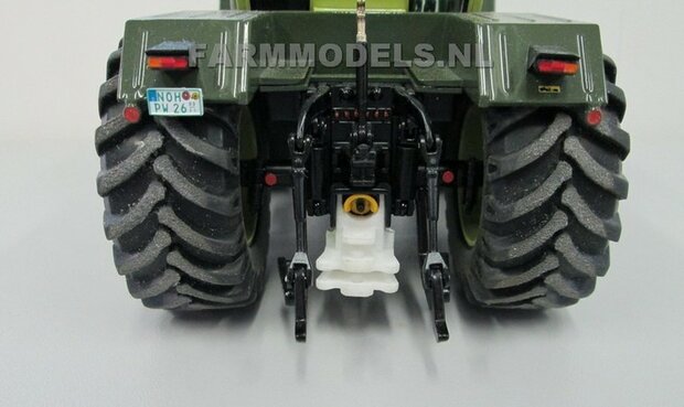 Dubbele Ondertrekhaak BASIC geleverd in FENDT 942 CHASSIS GRIJS met 2x stuurstang aansluiting + 2x trekhaak hoogtes 1:32