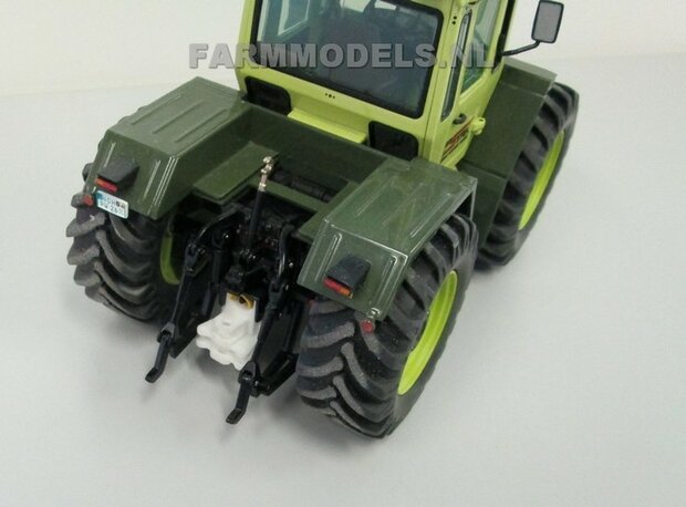 Dubbele Ondertrekhaak BASIC geleverd in FENDT 942 CHASSIS GRIJS met 2x stuurstang aansluiting + 2x trekhaak hoogtes 1:32