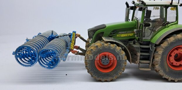 Topstang lengte 23.5mm met 1x VANGHAAK en 1x KOGELKOP aansluiting. Resin, gespoten in (FENDT) DONKER GRIJS + 2x messing as t.b.v. details  1:32