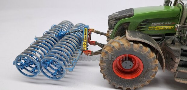 Topstang lengte 23.5mm met 1x VANGHAAK en 1x KOGELKOP aansluiting. Resin, gespoten in FENDT 942 CHASSIS GRIJS + 2x messing as t.b.v. details  1:32