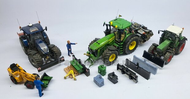 Grondschuif &quot;FARMER&quot; 81.6mm breed Handgebouwd in ZWART GLANS gespoten + Glimmertjes gemonteerd + div. Trekhaak pinnen + Messing Kopspijkers  1:32