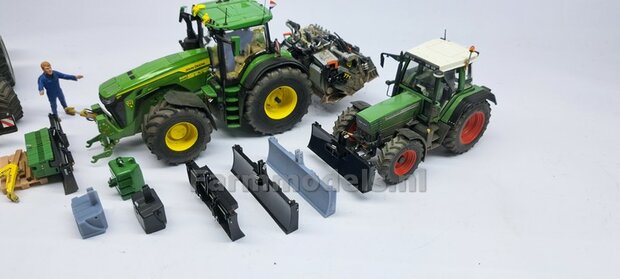 Grondschuif &quot;FARMER&quot; 81.6mm breed Handgebouwd in ZWART GLANS gespoten + Glimmertjes gemonteerd + div. Trekhaak pinnen + Messing Kopspijkers  1:32