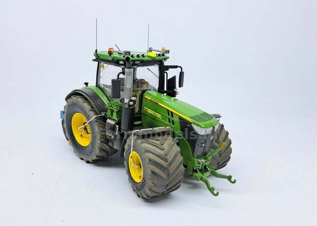 JD 7310R: 2x Michelin Mega X Bib Banden &Oslash; 53.5 x 32.3 mm + ALUMINIUM velgen JOHN DEERE GEEL gespoten   1:32    Farmmodels Custom Line Series