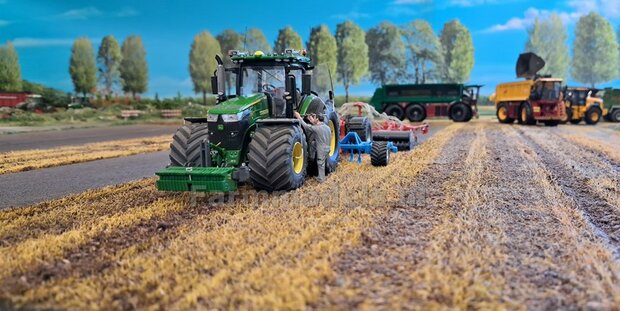 JD 7310R: 2x Vredestein Traxion 900/65 R45 Banden &Oslash; 71.9 x 32.5 mm + KUNSTSTOF Velgen JOHN DEERE GEEL gespoten  1:32    Farmmodels Custom Line Series