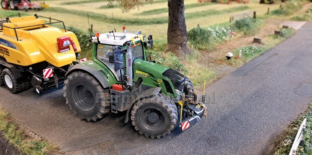 Fendt 828 GEN. 1: 2x Trelleborg Brede Banden &Oslash; 66.3 x 28.5 mm + ALUMINIUM velgen FENDT ROOD gespoten  1:32    Farmmodels Custom Line Series