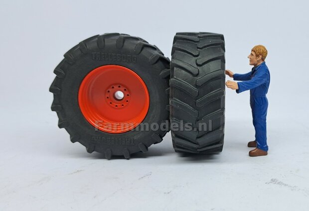 Fendt 828 FACELIFT: 2x Trelleborg Brede Banden &Oslash; 66.3 x 28.5 mm + ALUMINIUM velgen FENDT ROOD gespoten  1:32    Farmmodels Custom Line Series