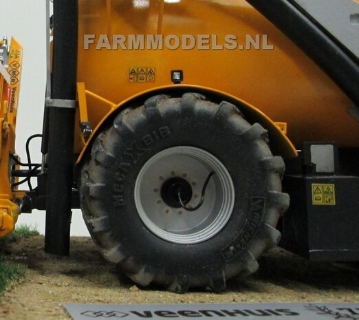 2x Michelin MEGA-Xbib 1050/50 R32 banden &Oslash; 58.5 x 33.3 mm + Alu. Velgen ALUMINIUM METALIC gespoten, past op &Oslash; 3mm as 1:32  Farmmodels Custom Line Series                