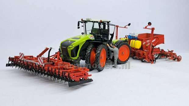 Claas Xerion 8x Dubbellucht Cultuurbanden set &Oslash; 63.5 x 9.5mm + CLAAS ORANJE VELGEN + MOLCON koppelringen en toebehoren  1:32