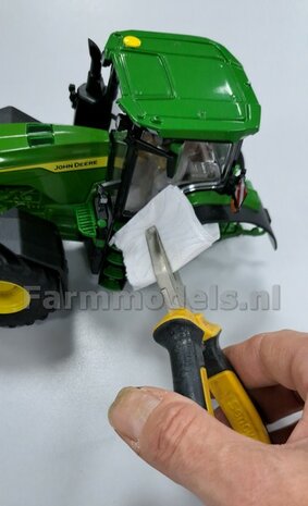 JD 8R 410: 2x Michelin Axiobib2  &Oslash;  70.3 x 30.4 mm Banden + RESIN Velgen JOHN DEERE GEEL GESPOTEN geleverd 1:32    Farmmodels Premium Line Series  