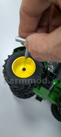 JD 8R 410: 2x Michelin Axiobib2  &Oslash;  70.3 x 30.4 mm Banden + RESIN Velgen JOHN DEERE GEEL gespoten  1:32 Farmmodels Premium Line Series 