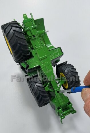 JD 8R 410: 2x Michelin Axiobib2  &Oslash;  70.3 x 30.4 mm Banden + RESIN Velgen JOHN DEERE GEEL gespoten  1:32 Farmmodels Premium Line Series 