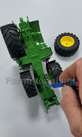 JD 8R 410: 2x Michelin Axiobib2  &Oslash;  70.3 x 30.4 mm Banden + RESIN Velgen JOHN DEERE GEEL gespoten  1:32 Farmmodels Premium Line Series 