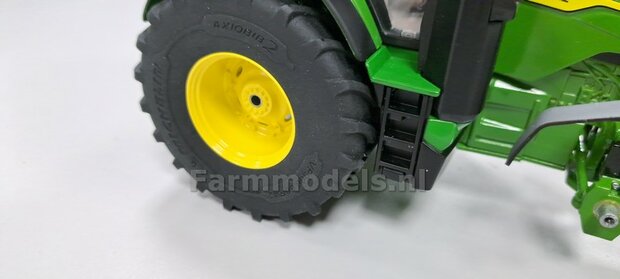 JD 8R 410: 2x Michelin Axiobib2  &Oslash;  70.3 x 30.4 mm Banden + RESIN Velgen JOHN DEERE GEEL gespoten  1:32 Farmmodels Premium Line Series 