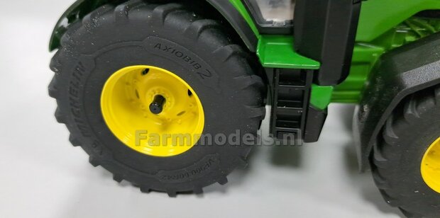 JD 8R 410: 2x Michelin Axiobib2  &Oslash;  70.3 x 30.4 mm Banden + RESIN Velgen JOHN DEERE GEEL GESPOTEN geleverd 1:32    Farmmodels Premium Line Series  