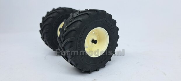 JD 8R 410: 2x Michelin Axiobib2  &Oslash;  70.3 x 30.4 mm Banden + RESIN Velgen BLANK geleverd 1:32    Farmmodels Premium Line Series  