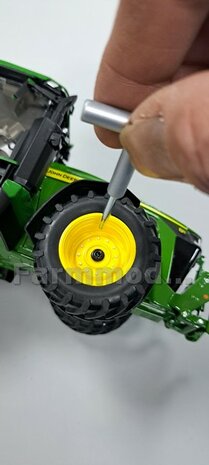 2x  John Deere STEEK-ASSEN  &Oslash; 4mm x 6.5mm t.b.v. ACHTERAS JD ZWART Gespoten Geleverd  1:32  Farmmodels Premium Line Series  