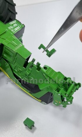 John Deere 8R 410 VOORAS VERHOOG SET, RESIN,  John Deere GROEN Gespoten geleverd 1:32    Farmmodels Premium Line Series