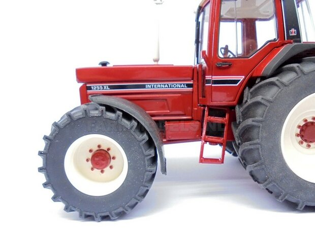 IH International Harvester WIKING: 2x Brede Banden &Oslash; 47 x 20.5 mm + ALUMINIUM velgen IH CREME gespoten geleverd 1:32 Farmmodels Custom Line Series  