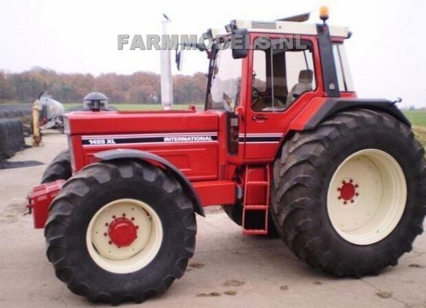 CASE IH 1455 &amp; IH WIKING: 2x Brede Banden &Oslash; 61 x 25 mm + ALU. velgen IH CREME Gespoten geleverd 1:32 Farmmodels Custom Line Series     