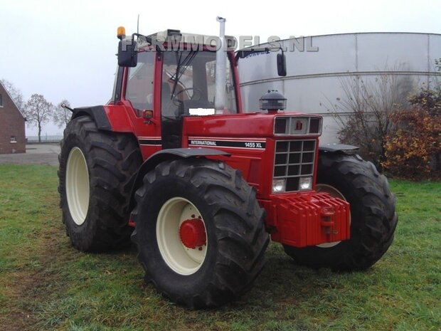 CASE IH 1455 &amp; IH WIKING: 2x Brede Banden &Oslash; 61 x 25 mm + ALU. velgen IH CREME Gespoten geleverd 1:32 Farmmodels Custom Line Series     