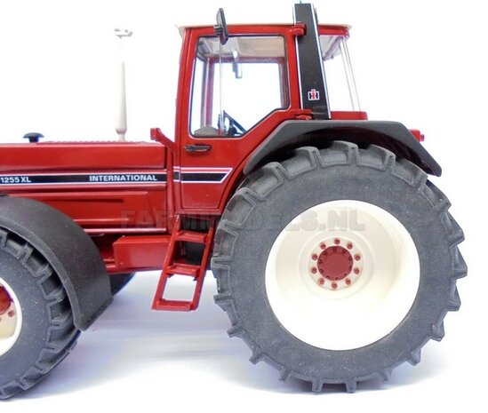 CASE IH 1455 &amp; IH WIKING: 2x Brede Banden &Oslash; 61 x 25 mm + ALU. velgen IH CREME Gespoten geleverd 1:32 Farmmodels Custom Line Series     