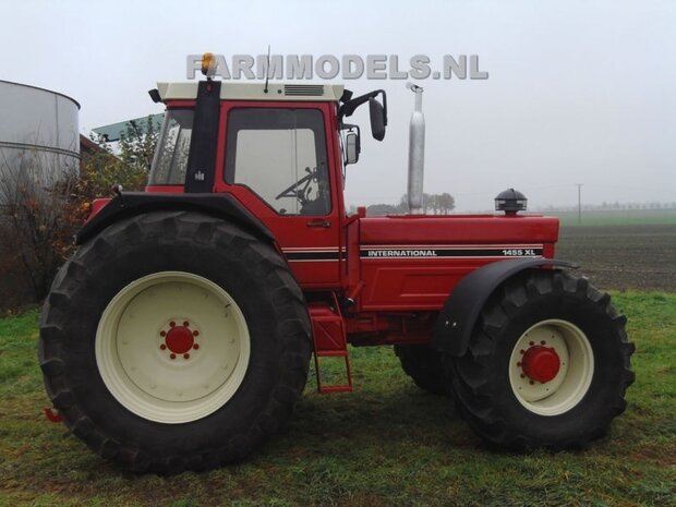 CASE IH 1455 &amp; IH WIKING: 2x Brede Banden &Oslash; 61 x 25 mm + ALU. velgen IH CREME Gespoten geleverd 1:32 Farmmodels Custom Line Series     