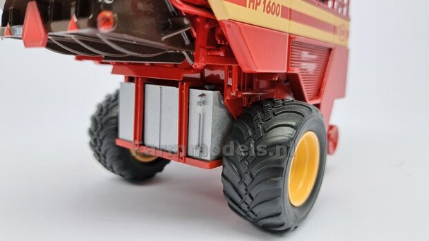 Vicon HP 1600: 2x Vredestein Banden &Oslash; 44.3 mm met RESIN Velgen + POLYSTYREEN PROFIEL 4x4x54mm BLANK geleverd  1:32   Farmmodels Custom Line Series  