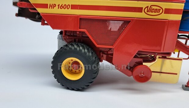 Vicon HP 1600: 2x Trelleborg Banden &quot;NORMAL&quot; &Oslash; 42.2 mm met RESIN Velgen + POLYSTYREEN PROFIEL 4x4x54mm BLANK geleverd  1:32   Farmmodels Custom Line Series  