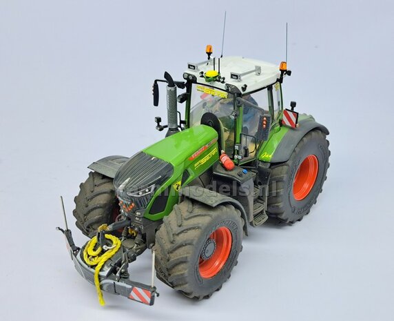 John Deere STARFIRE 7000/ 7500 GPS ontvanger, Resin, in JD GEEL &amp; GROEN Gespoten geleverd, incl. 2 antennes (+1reserve) 1:32 