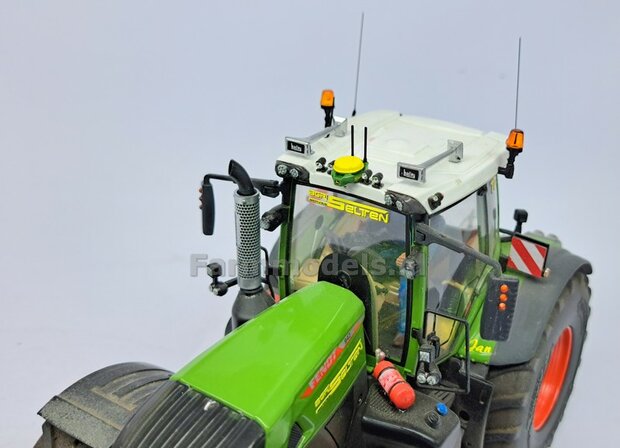 John Deere STARFIRE 7000/ 7500 GPS ontvanger, Resin, in JD GEEL &amp; GROEN Gespoten geleverd, incl. 2 antennes (+1reserve) 1:32 