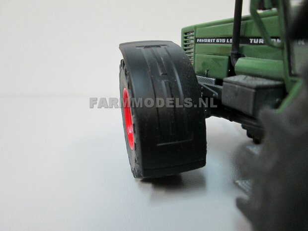 Fendt 612- 615 WeiseToys: Brede Vooras banden &Oslash; 47 mm x 20,5 mm breed + ALU. velgen FENDT ROOD geleverd 1:32 Farmmodels Custom Line Series 