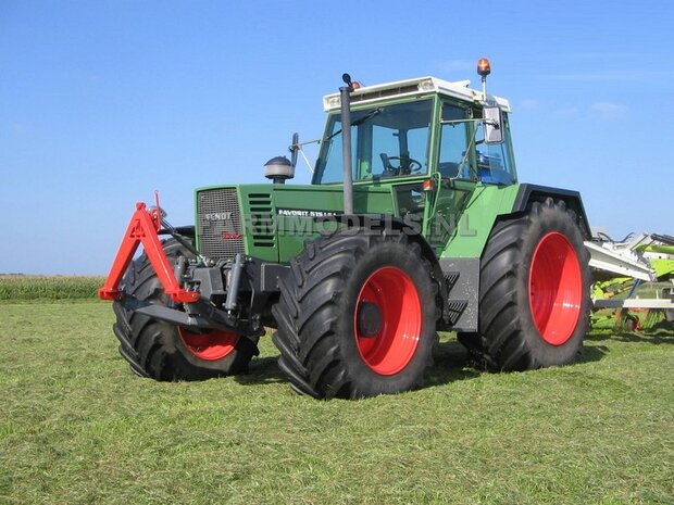 FENDT 612- 615 WeiseToys: Brede banden &Oslash; 58 x 28 m + ALU. velgen FENDT ROOD Gespoten+  &Oslash;3 mm as + U-profiel 1:32 Farmmodels Custom Line Series   