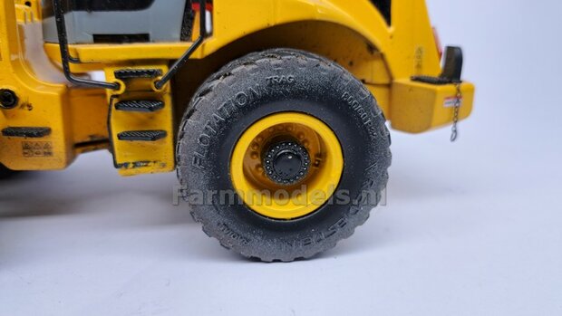 NEW HOLLAND: 2x Vredestein Flotation Trac 800/60 R32 Banden &Oslash; 55.4 mm met NEW HOLLAND GEEL gespoten Velgen 1:32 