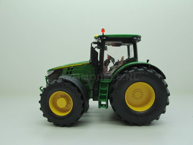 John Deere 7310 Farmmodels editie, Brede hoge banden + nieuwe velgen + nieuwe spatborden voor + trekhaak, Wiking 2018 Handmatig verbouwd / Manually rebuilt 1:32